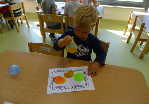 13 Dzieci malują kolorowe kropki